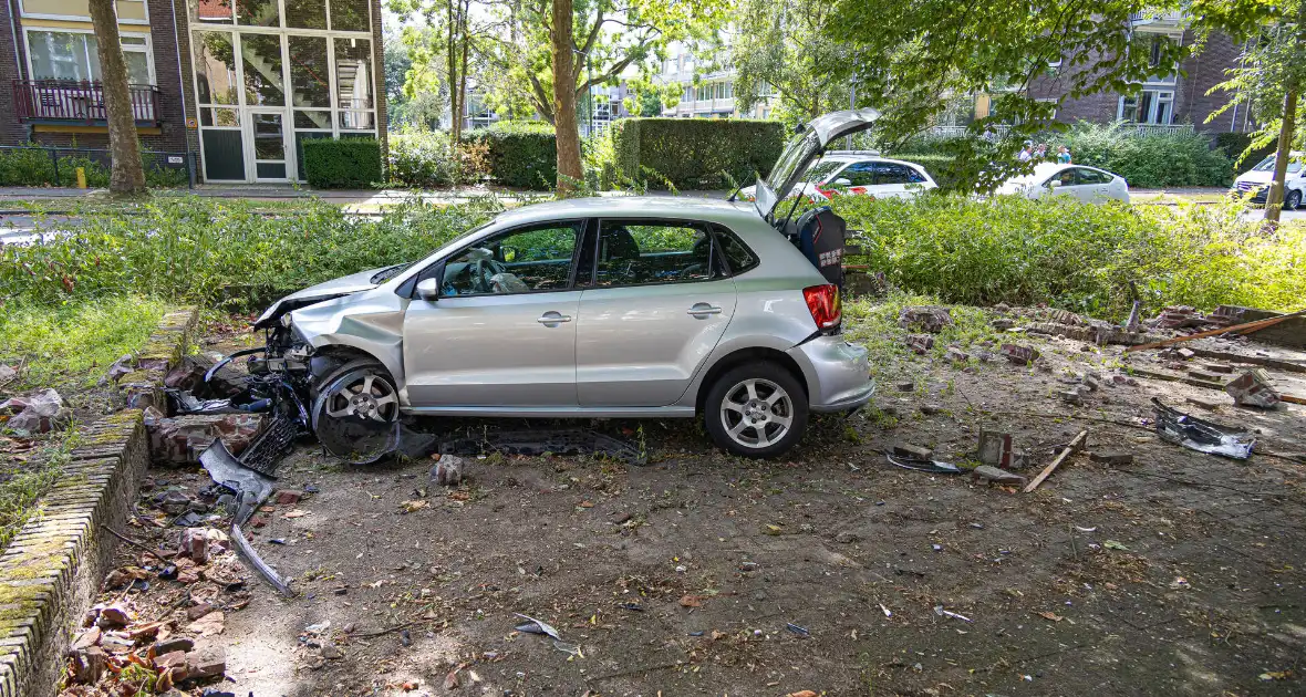 Ravage nadat auto van weg raakt en crasht - Foto 2