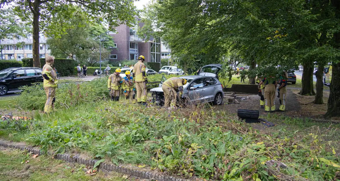 Ravage nadat auto van weg raakt en crasht - Foto 7