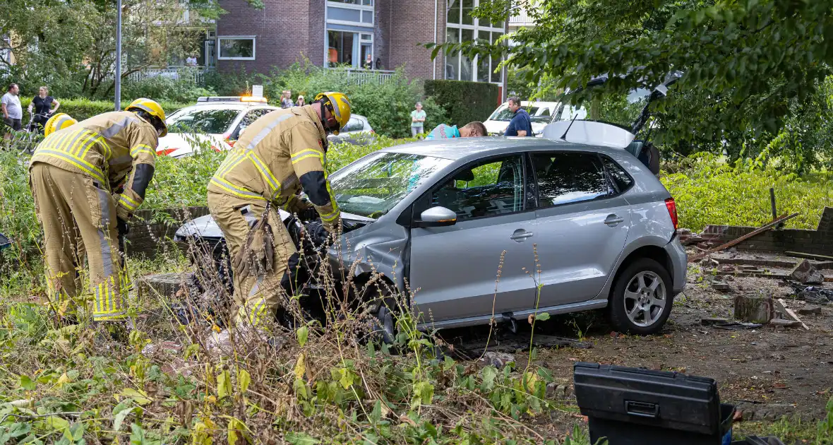 Ravage nadat auto van weg raakt en crasht - Foto 8