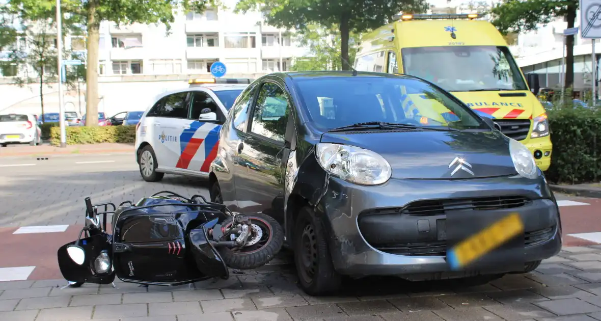 Automobilist schept scooterrijder