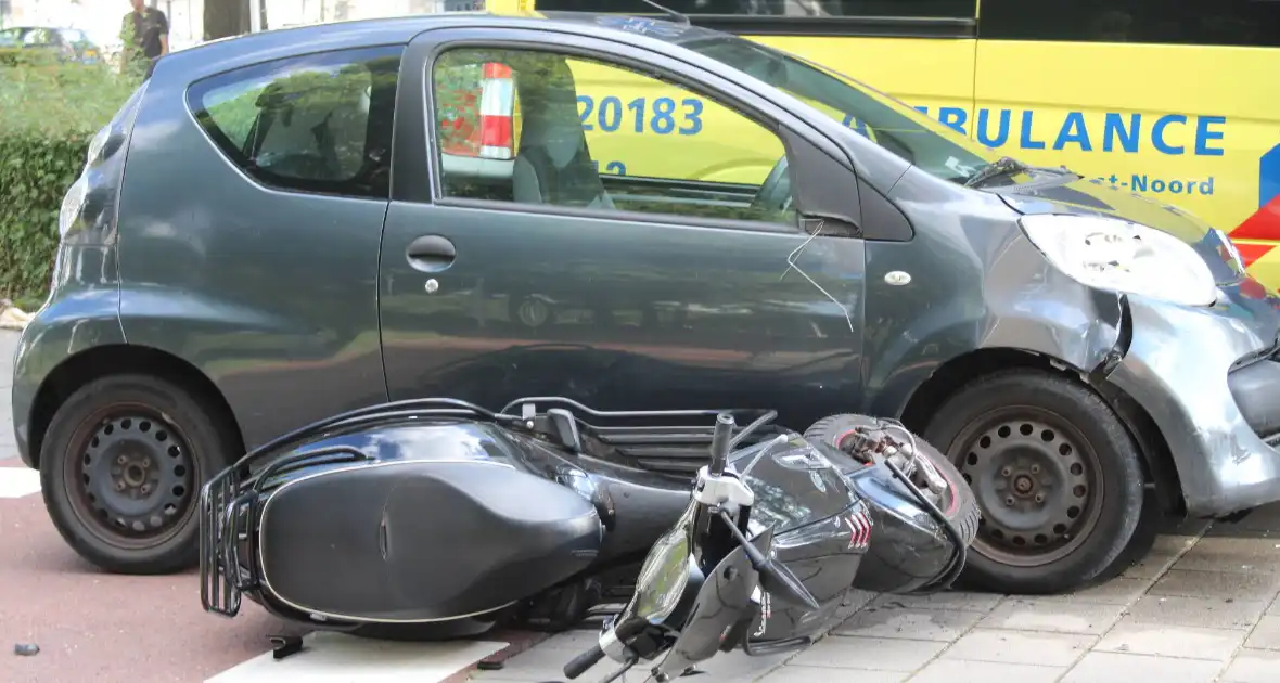 Automobilist schept scooterrijder - Foto 2