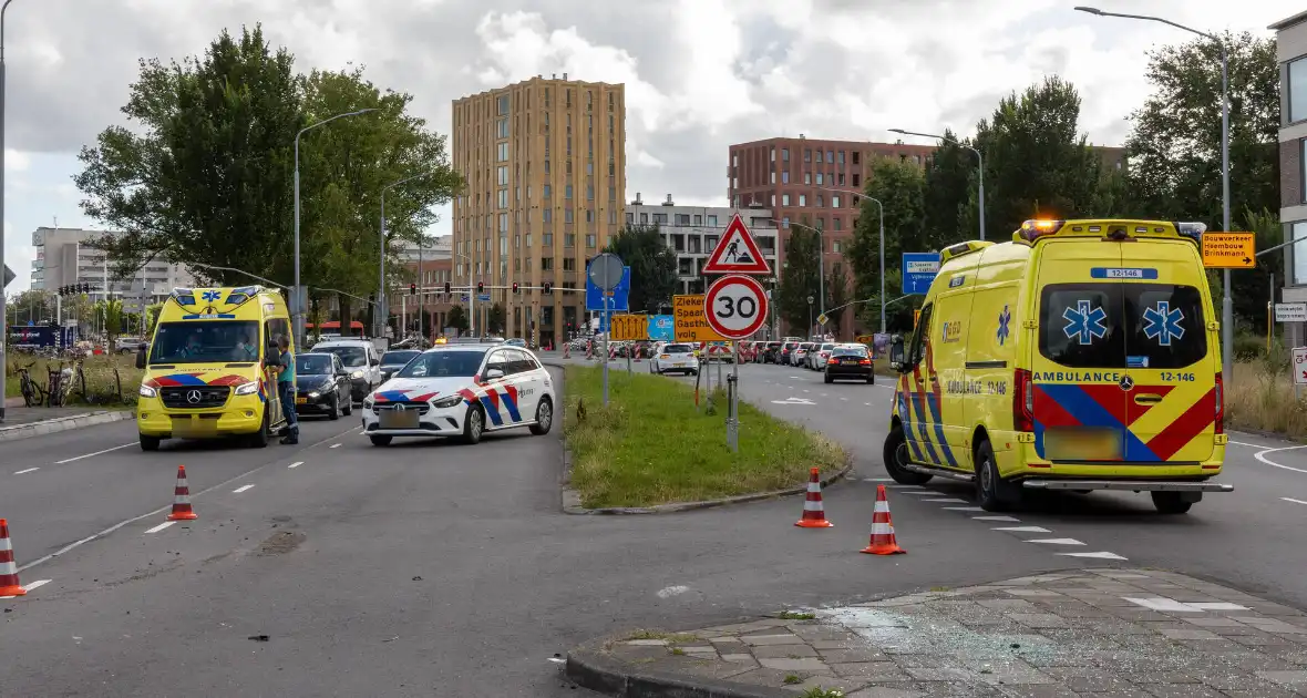 Gewonde en voertuigen zwaar beschadigd na aanrijding