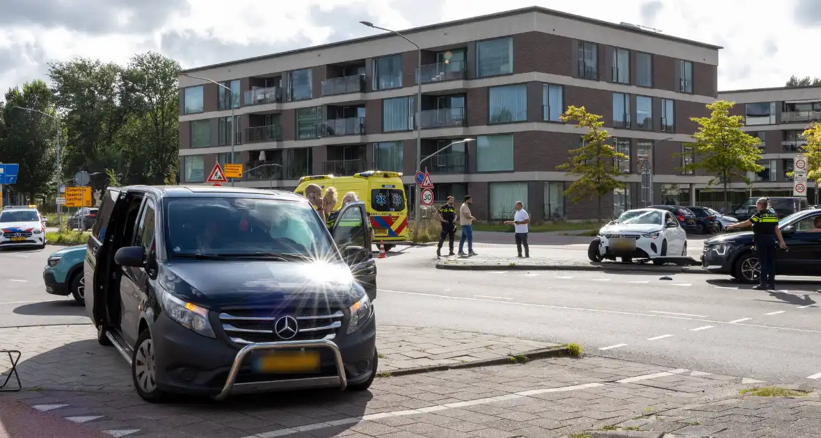 Gewonde en voertuigen zwaar beschadigd na aanrijding - Foto 1