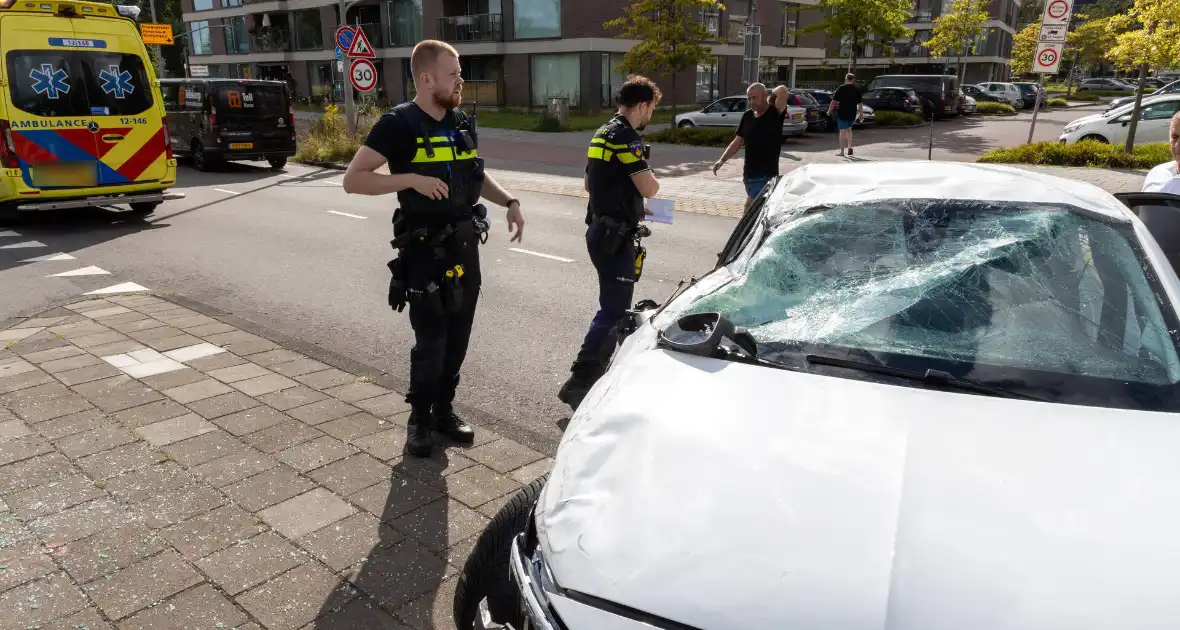 Gewonde en voertuigen zwaar beschadigd na aanrijding - Foto 2