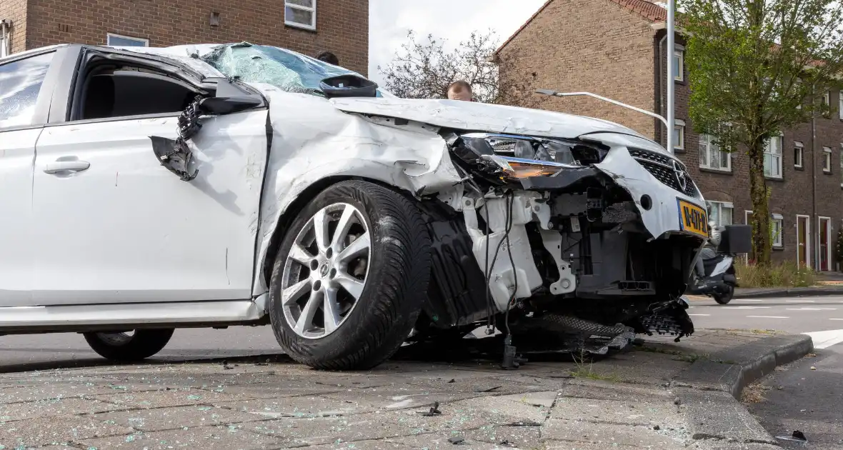 Gewonde en voertuigen zwaar beschadigd na aanrijding - Foto 4