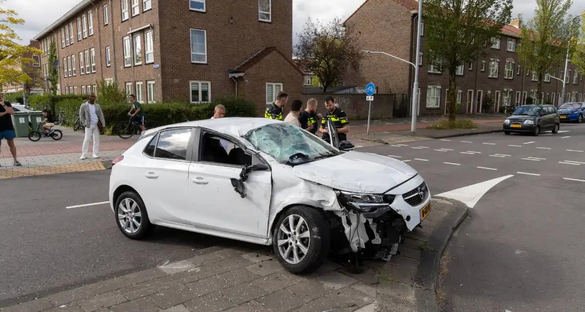 Gewonde en voertuigen zwaar beschadigd na aanrijding - Foto 5