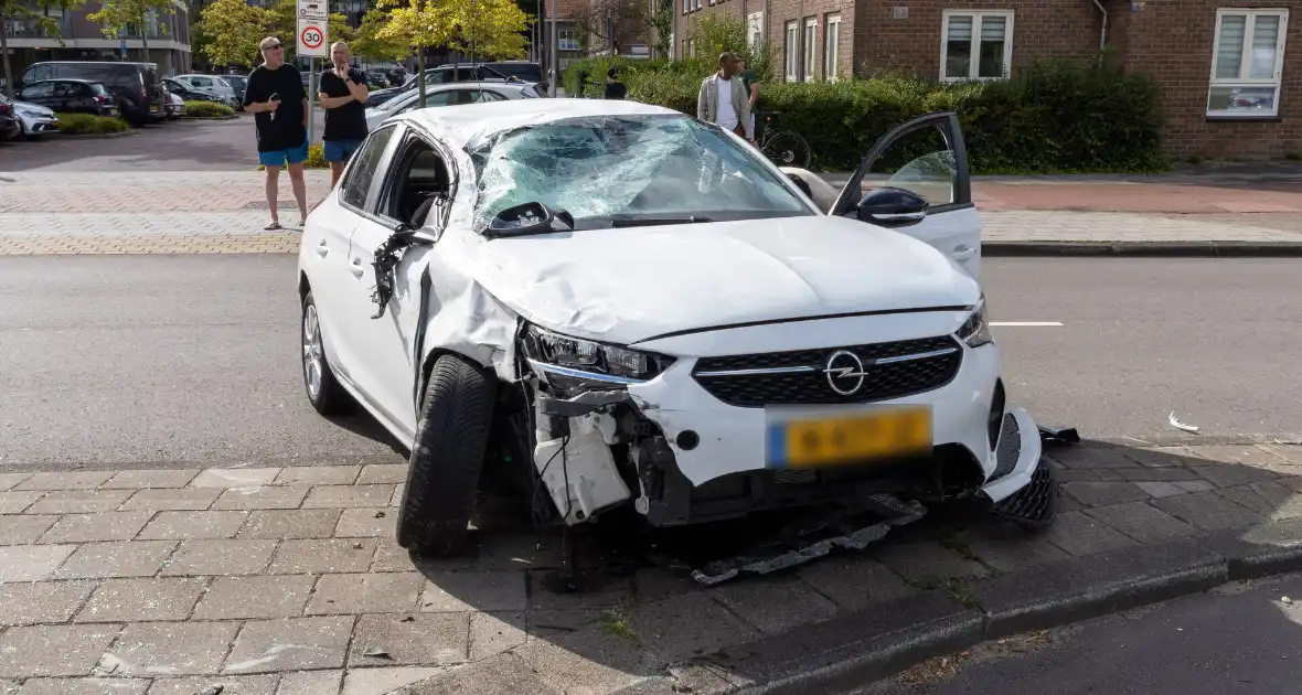 Gewonde en voertuigen zwaar beschadigd na aanrijding - Foto 6