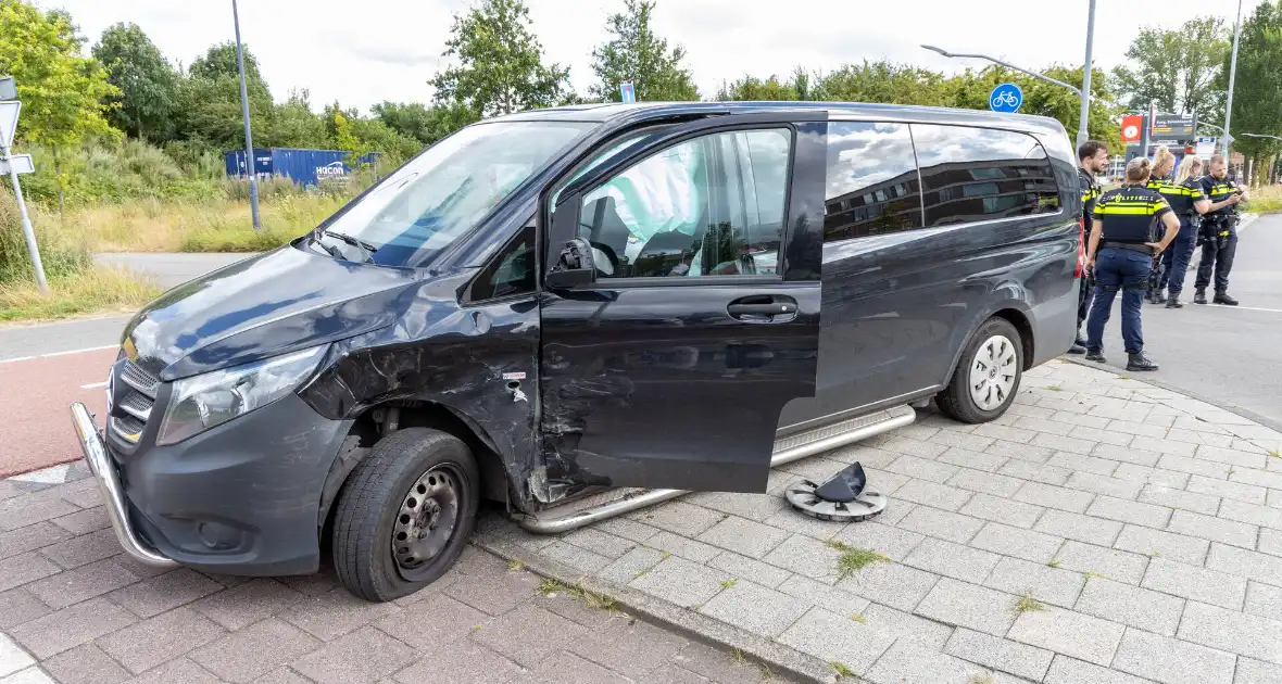 Gewonde en voertuigen zwaar beschadigd na aanrijding - Foto 7