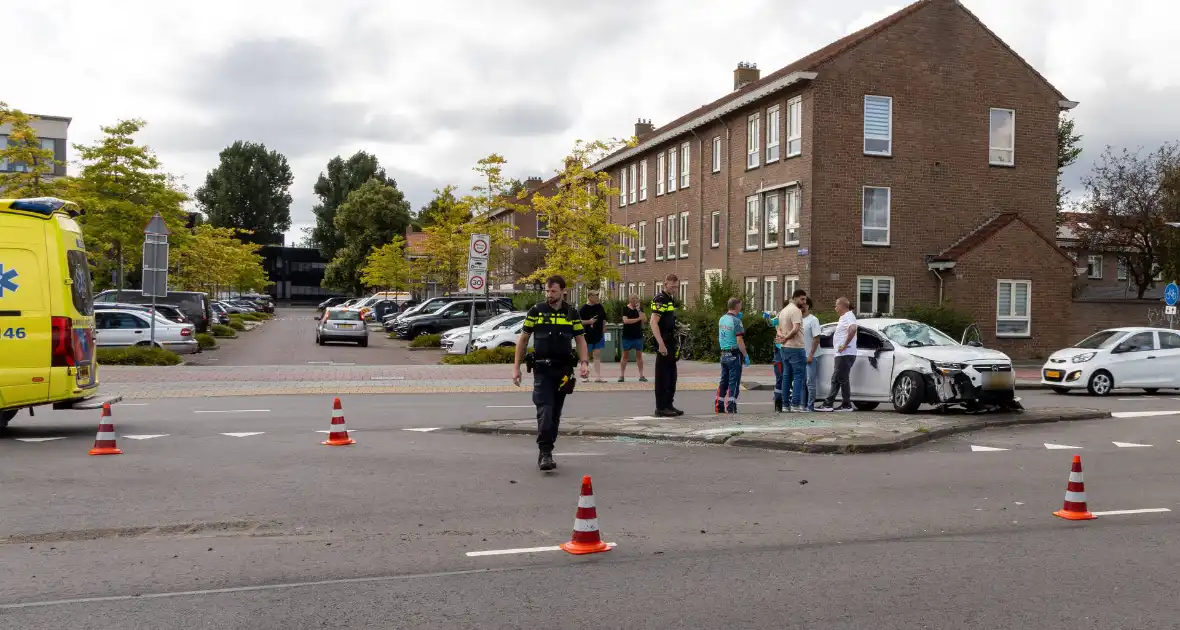 Gewonde en voertuigen zwaar beschadigd na aanrijding - Foto 8