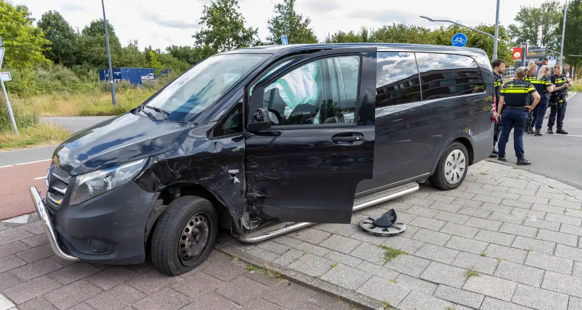 Gewonde en voertuigen zwaar beschadigd na aanrijding - Foto 9