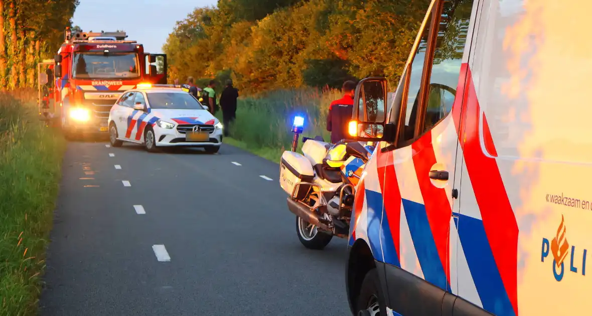 Traumateam ingezet voor auto die op zijkant belandt