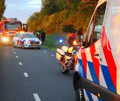 Traumateam ingezet voor auto die op zijkant belandt