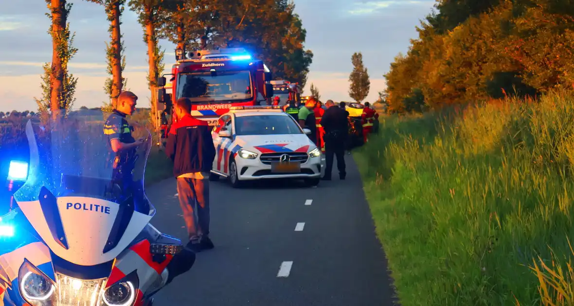 Traumateam ingezet voor auto die op zijkant belandt - Foto 4