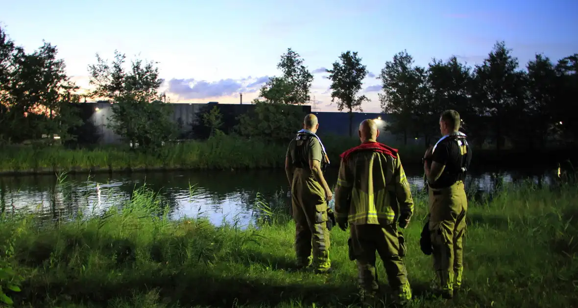 Brandweer redt ree uit zuid willemsvaart - Foto 3