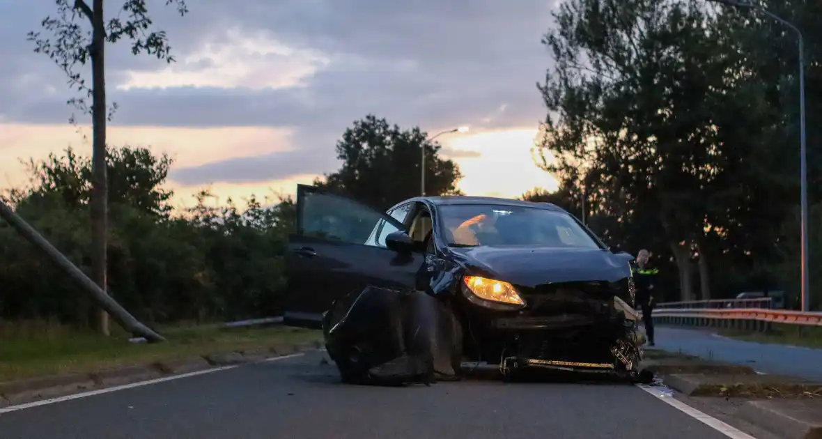 Automobilist verliest macht over stuur en klapt op lantaarnpaal