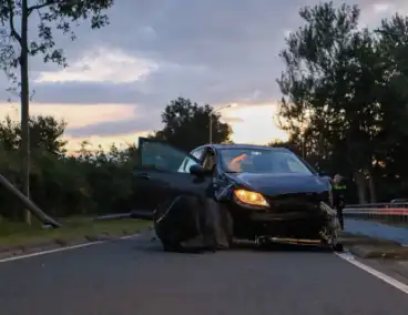 Automobilist verliest macht over stuur en klapt op lantaarnpaal