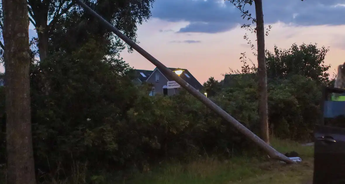 Automobilist verliest macht over stuur en klapt op lantaarnpaal - Foto 3