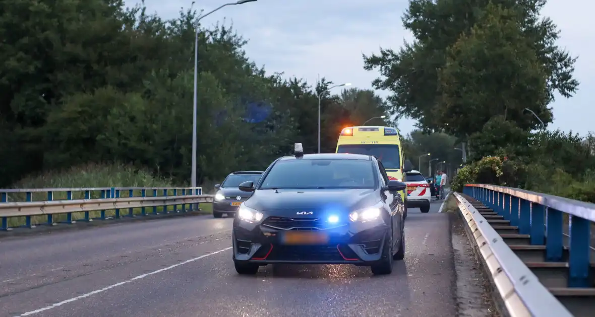 Automobilist verliest macht over stuur en klapt op lantaarnpaal - Foto 4