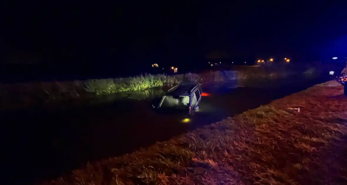 Voertuig met bestuurder en hond raken te water - Foto 6