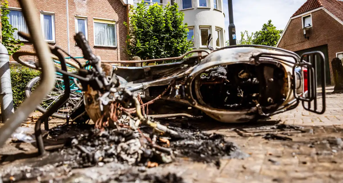 Scooter in brand bij Georgiuskerk - Foto 1