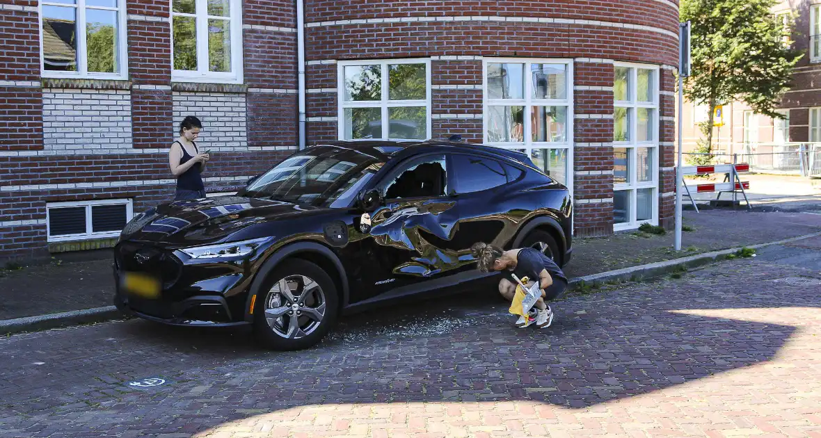 Vrachtwagenchauffeur beschadigd nieuwe geparkeerde auto