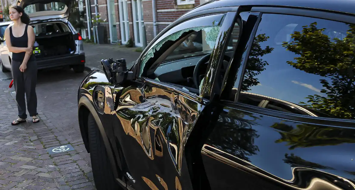 Vrachtwagenchauffeur beschadigd nieuwe geparkeerde auto - Foto 1