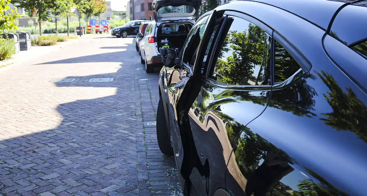 Vrachtwagenchauffeur beschadigd nieuwe geparkeerde auto - Foto 2