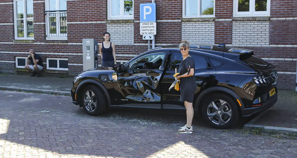 Vrachtwagenchauffeur beschadigd nieuwe geparkeerde auto - Foto 3