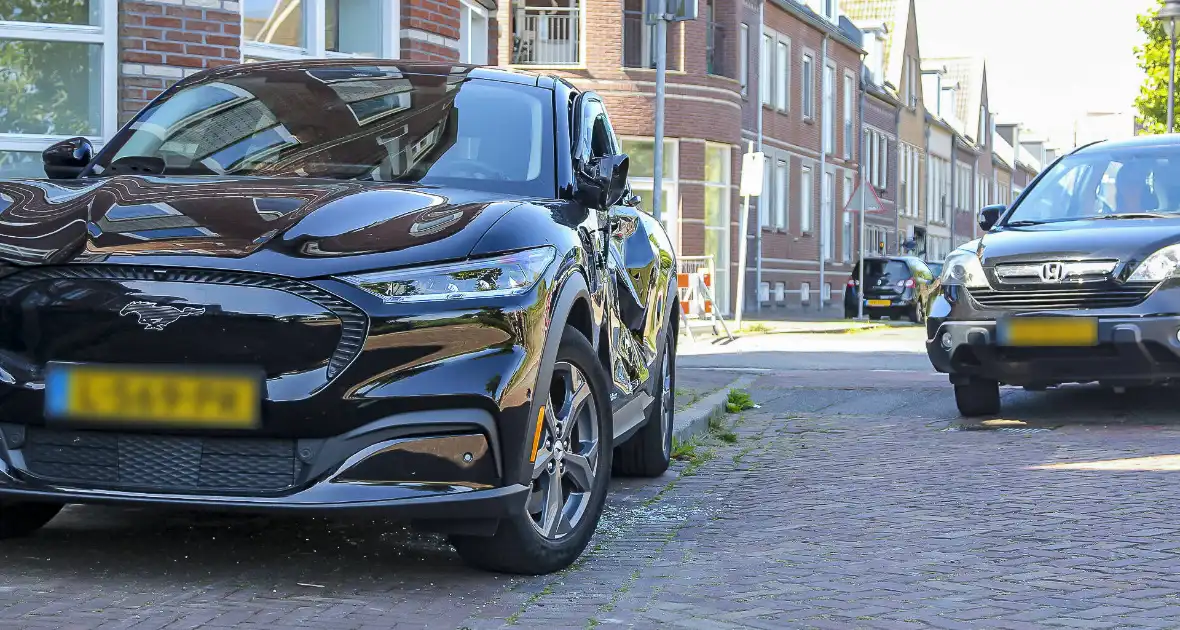 Vrachtwagenchauffeur beschadigd nieuwe geparkeerde auto - Foto 4