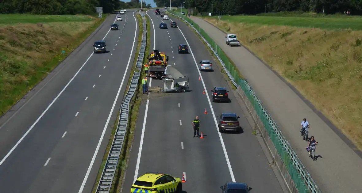 Verkeershinder na gekantelde paardentrailer