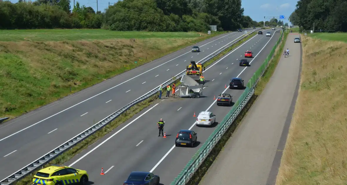 Verkeershinder na gekantelde paardentrailer - Foto 1