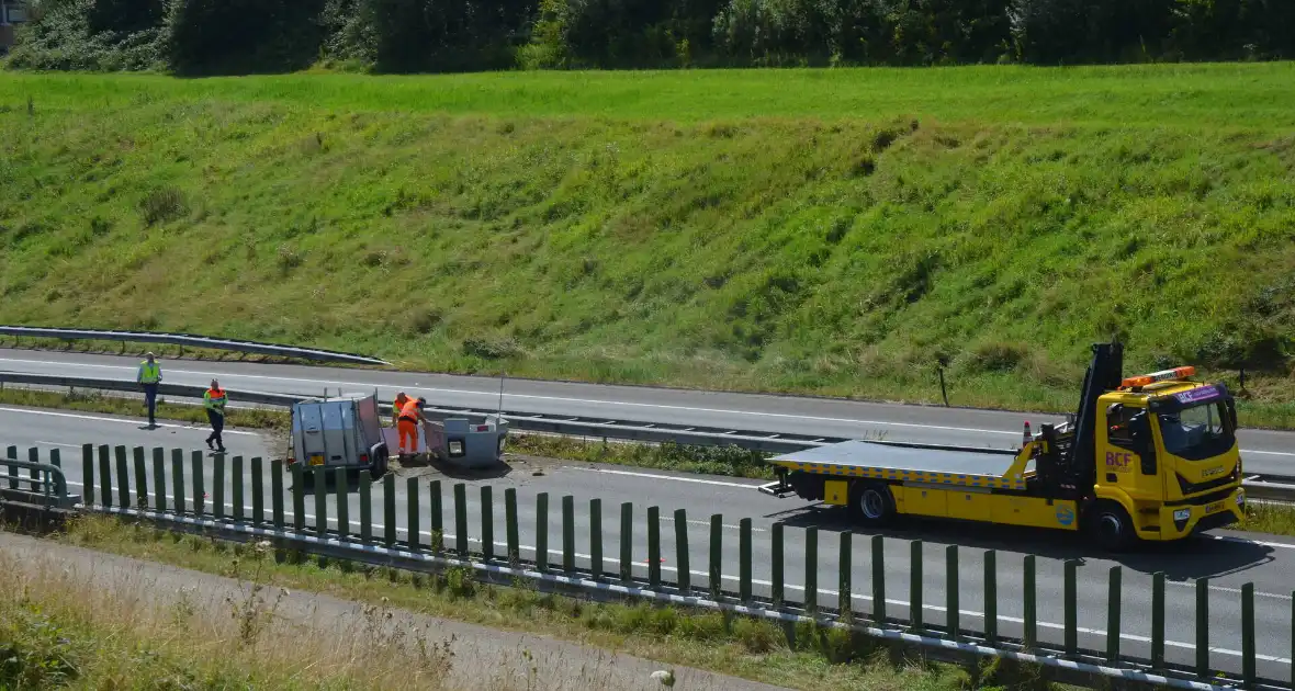 Verkeershinder na gekantelde paardentrailer - Foto 10