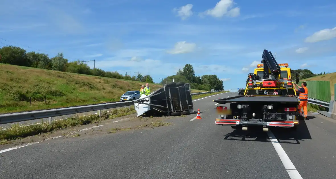 Verkeershinder na gekantelde paardentrailer - Foto 3