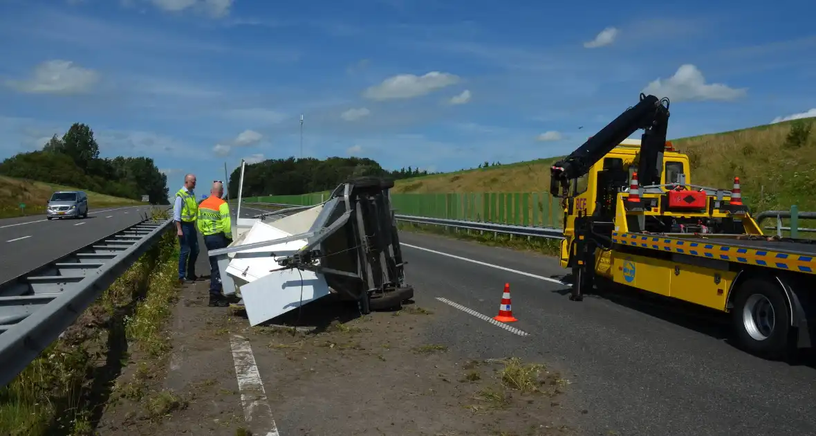 Verkeershinder na gekantelde paardentrailer - Foto 4