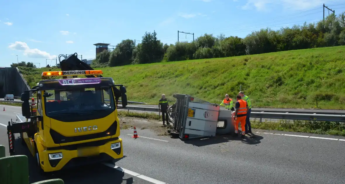 Verkeershinder na gekantelde paardentrailer - Foto 5