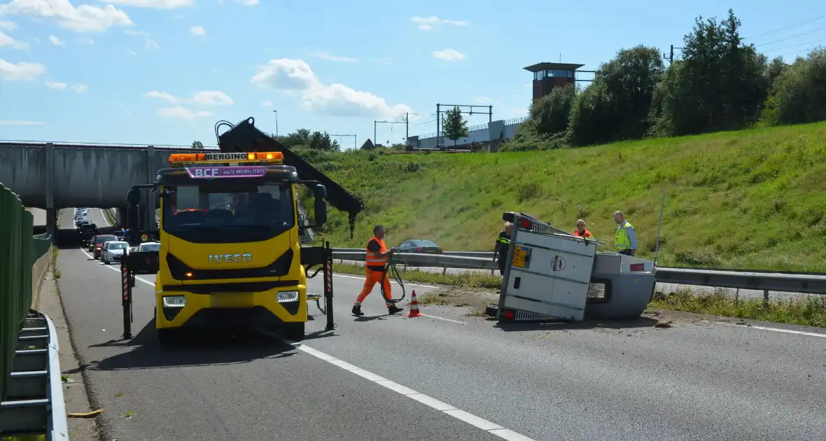 Verkeershinder na gekantelde paardentrailer - Foto 6