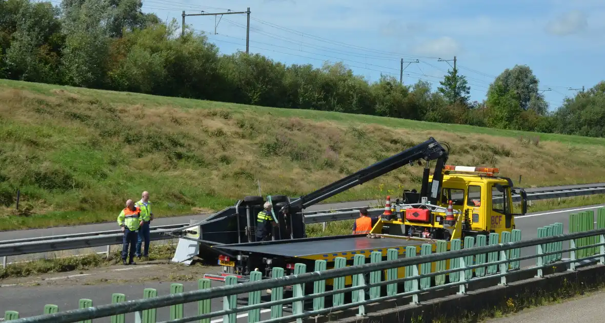 Verkeershinder na gekantelde paardentrailer - Foto 7