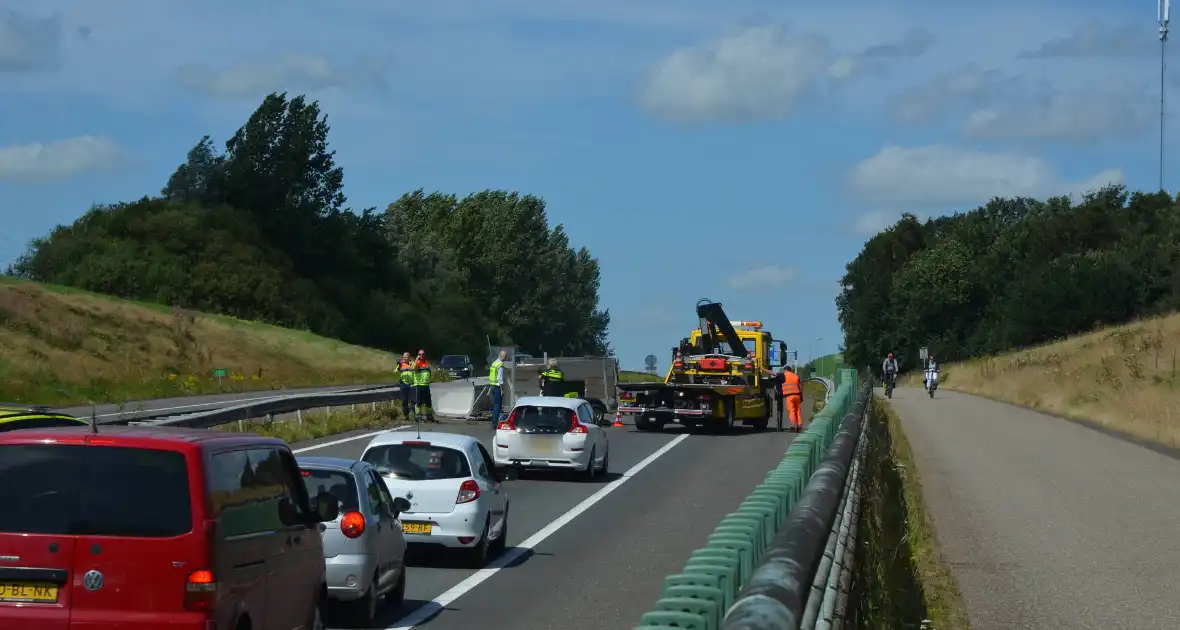 Verkeershinder na gekantelde paardentrailer - Foto 9