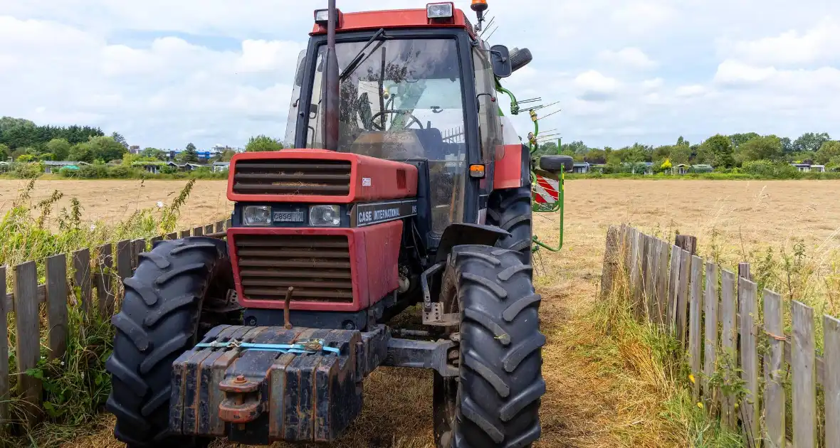 Boer handelt snel en voorkomt dat tractor uitbrand