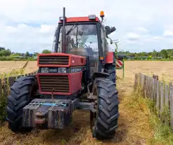 Boer handelt snel en voorkomt dat tractor uitbrand