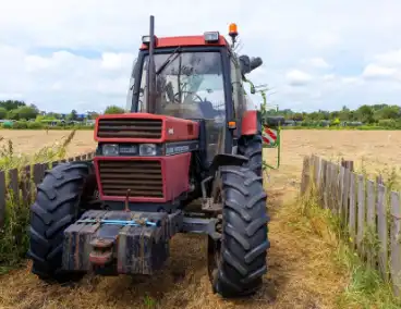 Boer handelt snel en voorkomt dat tractor uitbrand