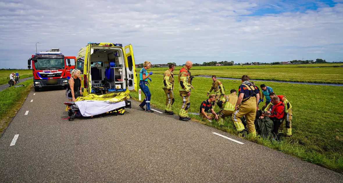 Hulpverleners halen gecrashte motorrijder uit sloot