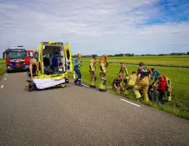 Hulpverleners halen gecrashte motorrijder uit sloot