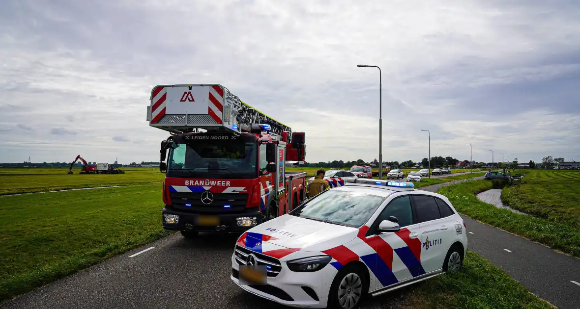 Hulpverleners halen gecrashte motorrijder uit sloot - Foto 1