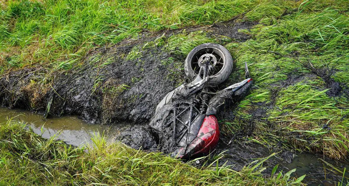 Hulpverleners halen gecrashte motorrijder uit sloot - Foto 10