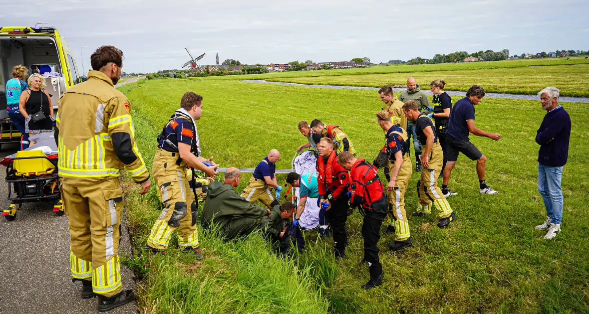 Hulpverleners halen gecrashte motorrijder uit sloot - Foto 2