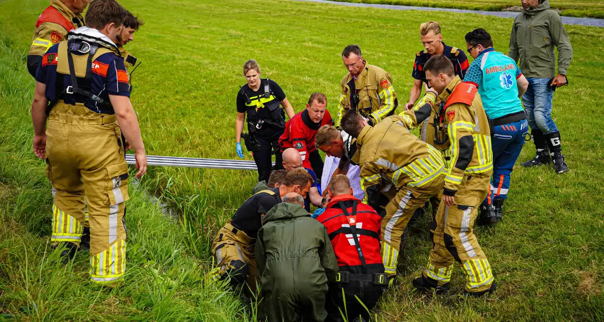 Hulpverleners halen gecrashte motorrijder uit sloot - Foto 3