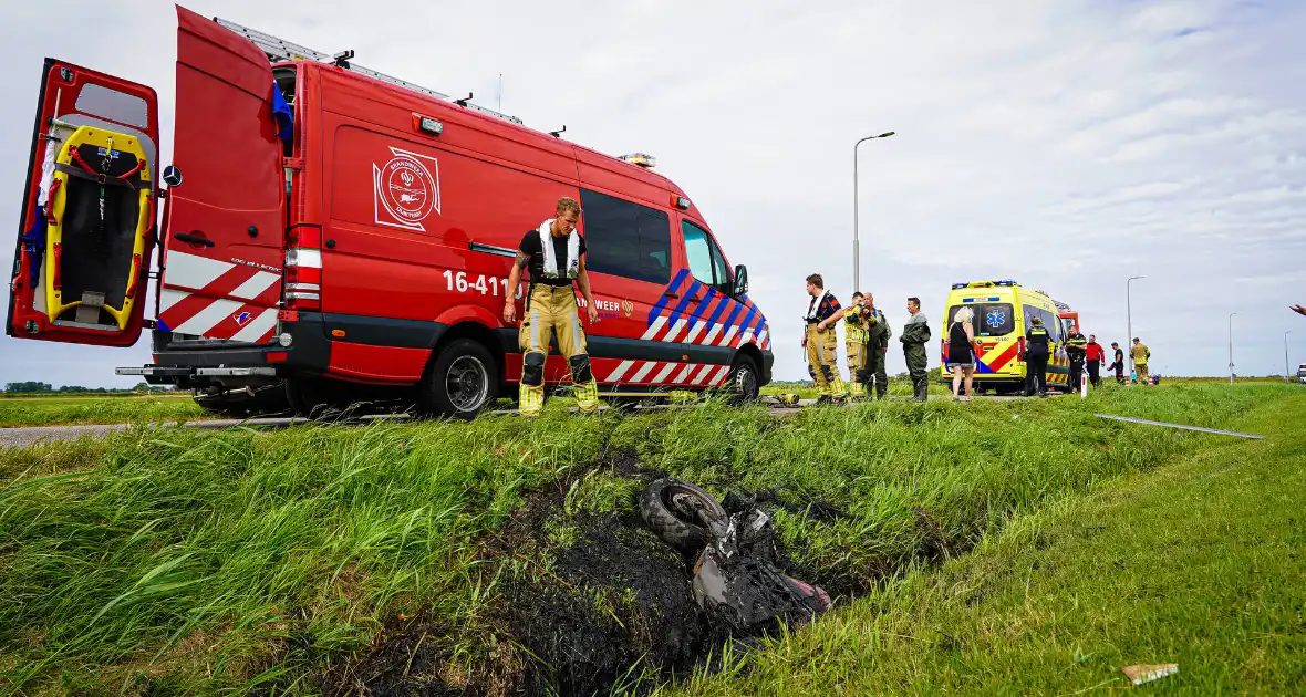 Hulpverleners halen gecrashte motorrijder uit sloot - Foto 4