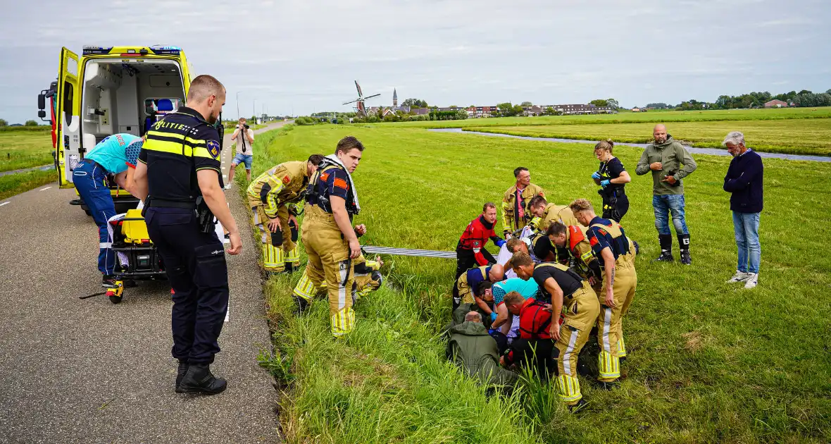 Hulpverleners halen gecrashte motorrijder uit sloot - Foto 5