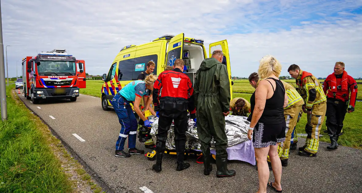 Hulpverleners halen gecrashte motorrijder uit sloot - Foto 6